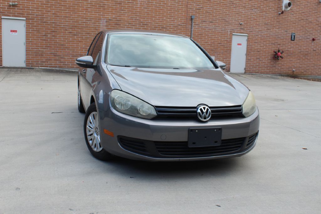 2010 Volkswagen Golf Image 1