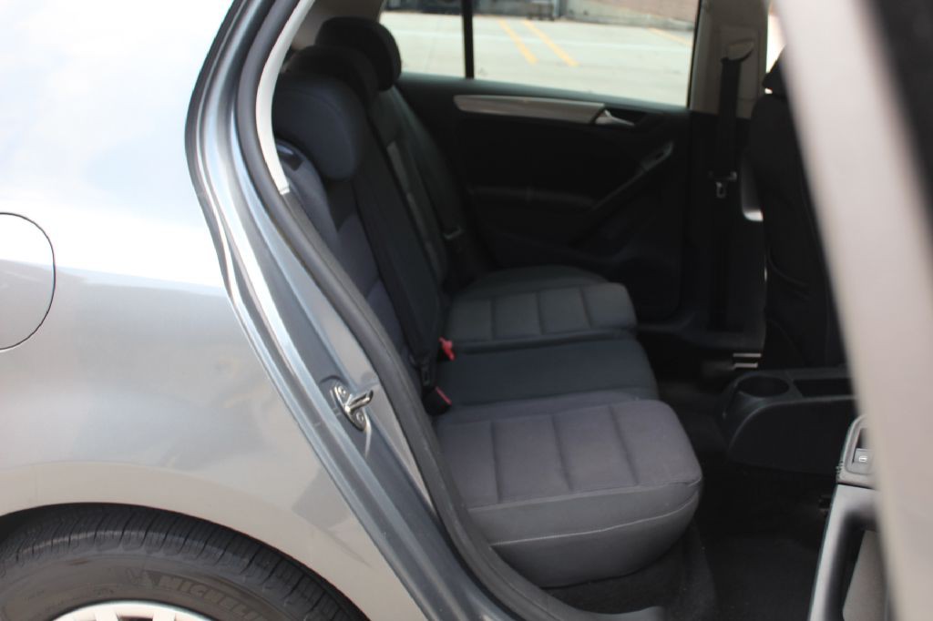 2010 Volkswagen Golf Image 7