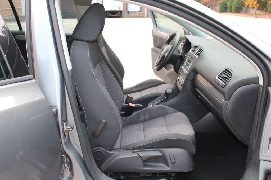 2010 Volkswagen Golf Image 8