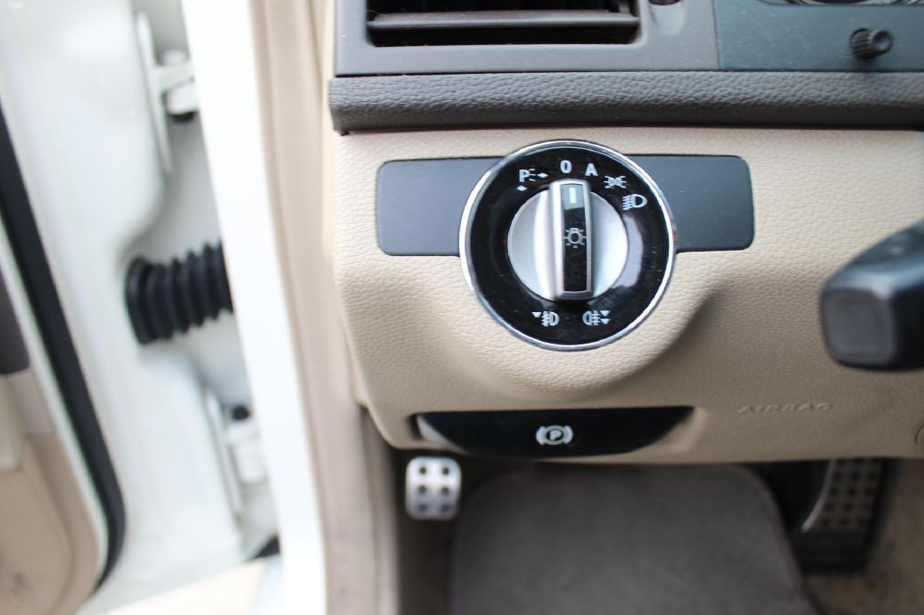 2010 Mercedes-Benz C-Class Image 18