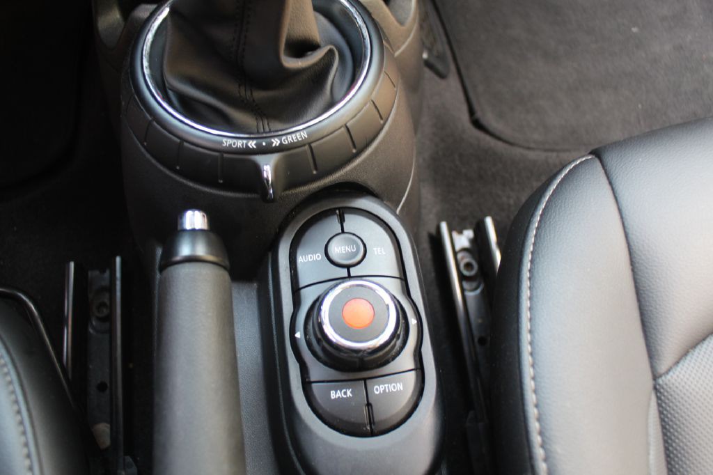 2015 MINI Cooper Image 19