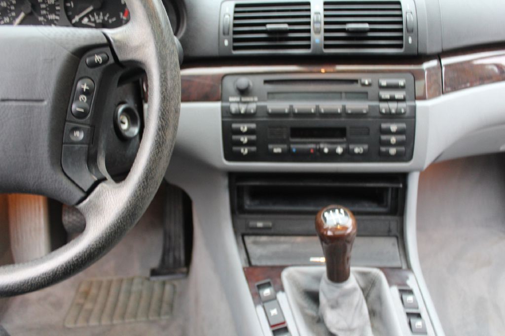 2003 BMW 3 Series Image 17