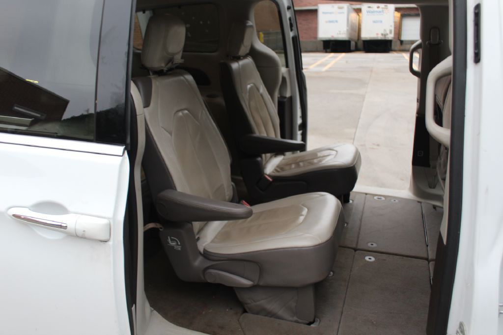2019 Chrysler Pacifica Image 8