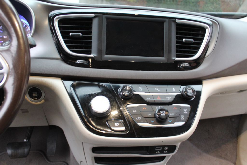 2019 Chrysler Pacifica Image 16