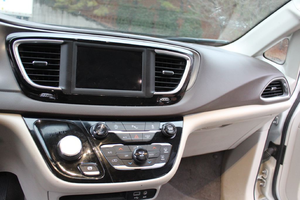 2019 Chrysler Pacifica Image 17