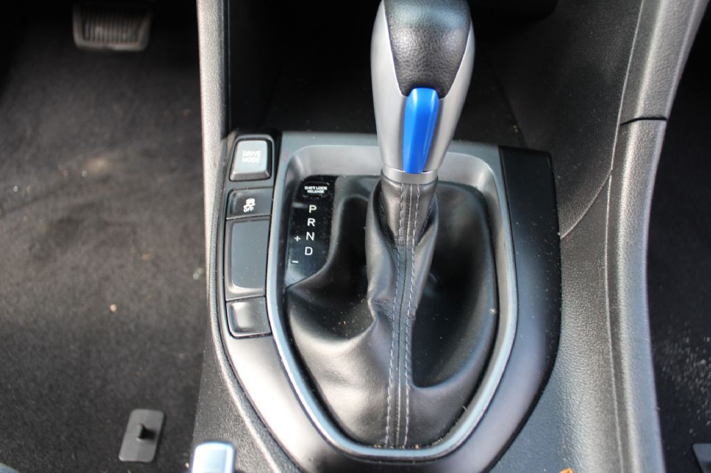 2019 Hyundai Veloster Image 18