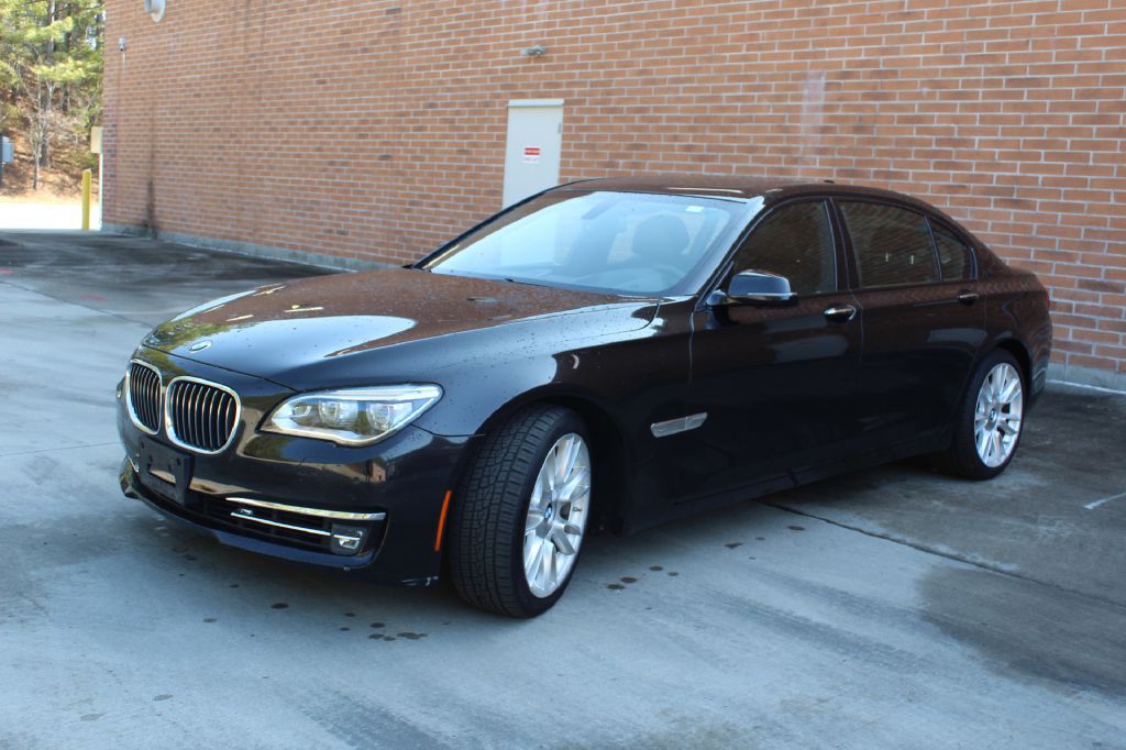2013 BMW 7 Series Image 2