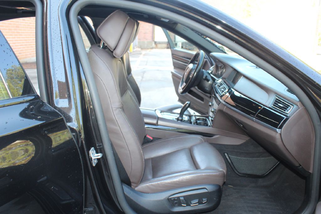 2013 BMW 7 Series Image 7