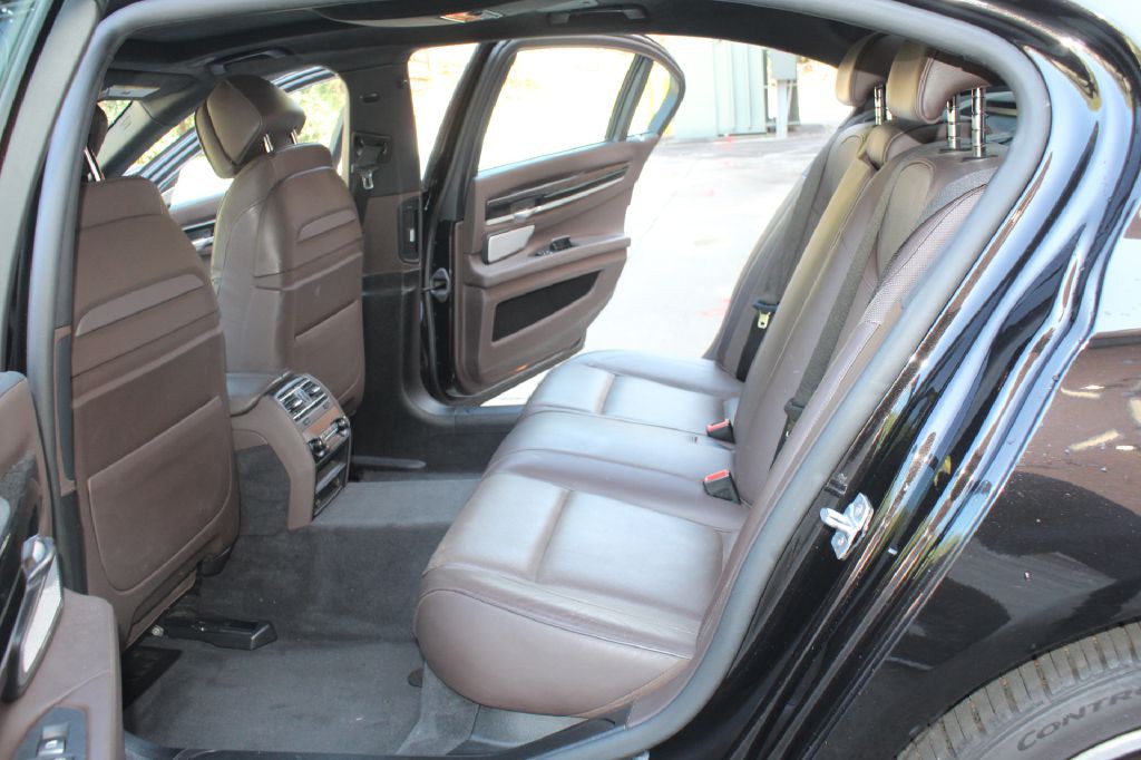 2013 BMW 7 Series Image 9