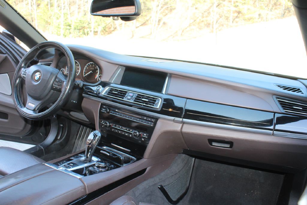2013 BMW 7 Series Image 14