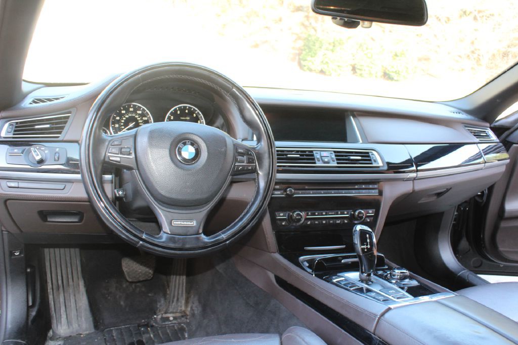 2013 BMW 7 Series Image 16