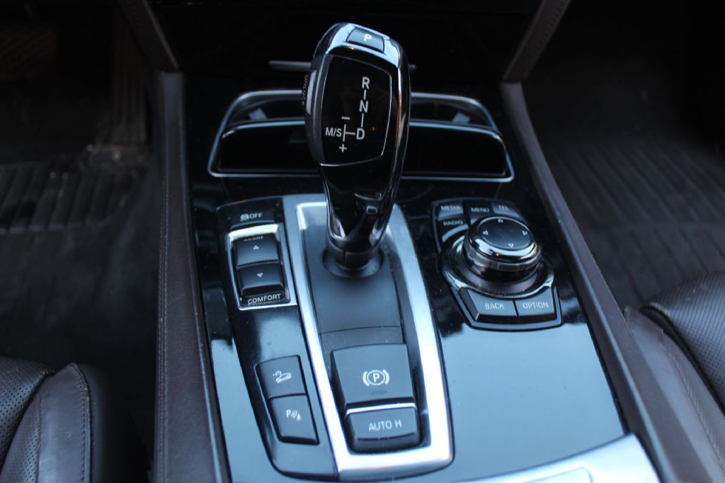 2013 BMW 7 Series Image 20