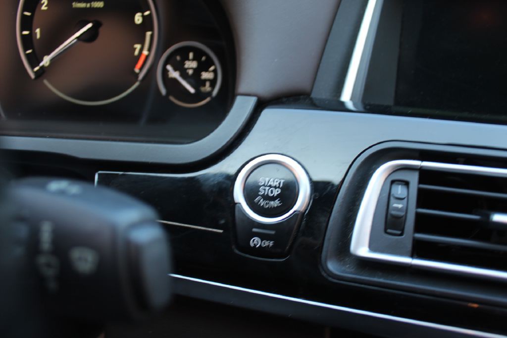 2013 BMW 7 Series Image 23