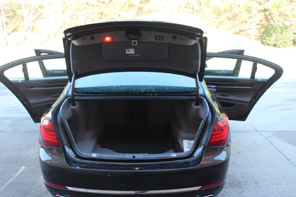 2013 BMW 7 Series Image 25