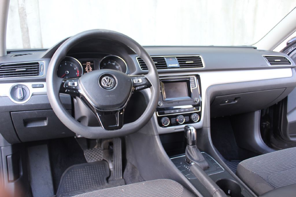 2018 Volkswagen Passat Image 15