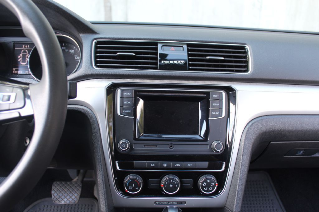 2018 Volkswagen Passat Image 17