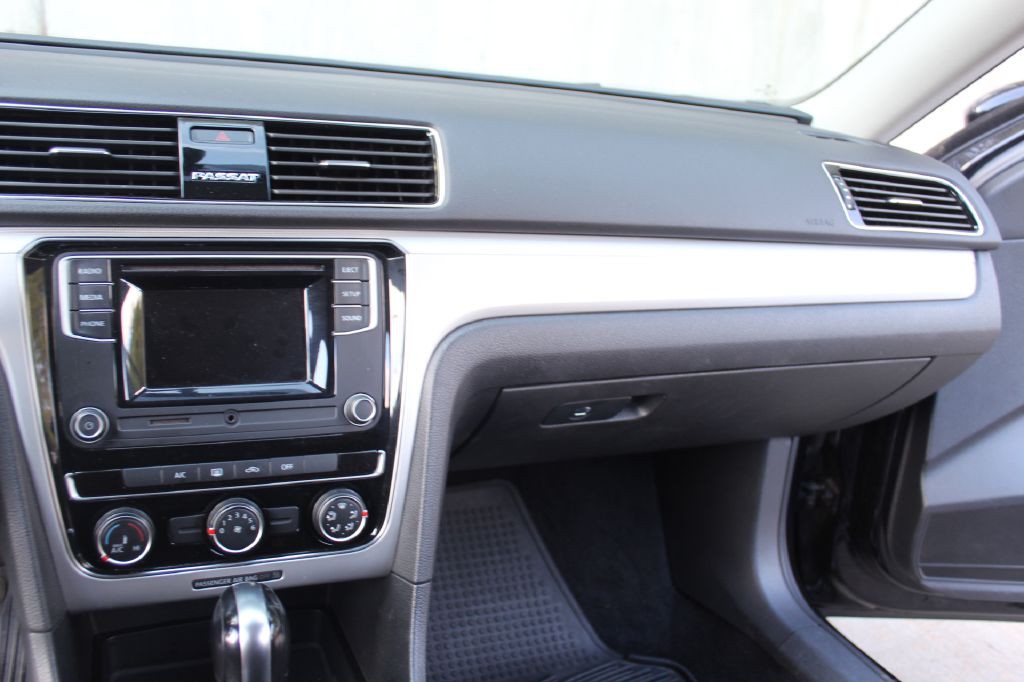 2018 Volkswagen Passat Image 18