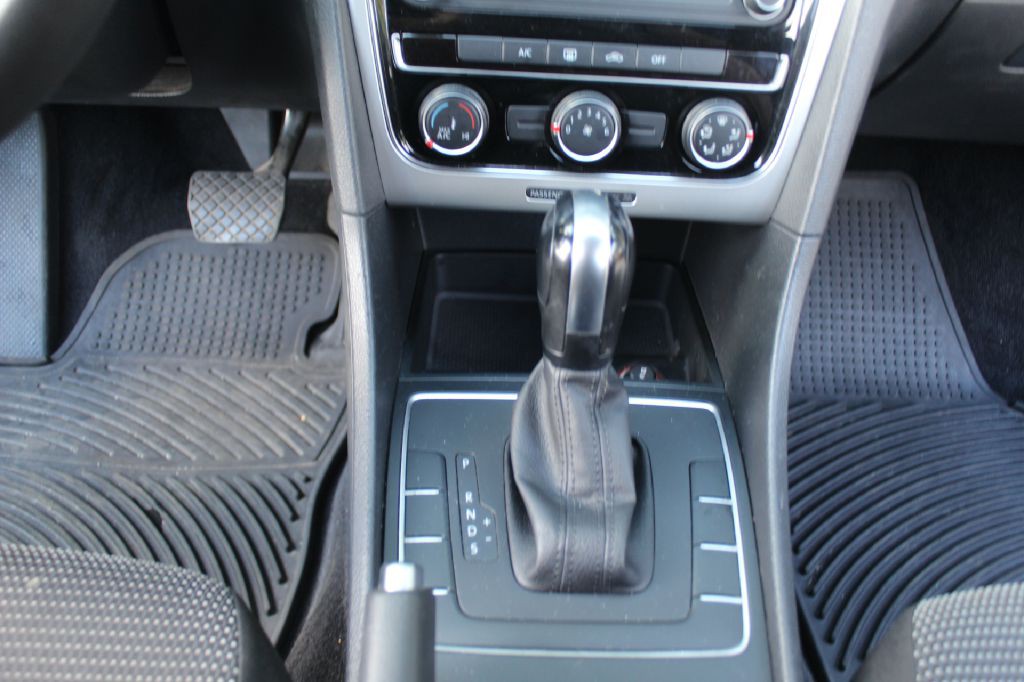 2018 Volkswagen Passat Image 19