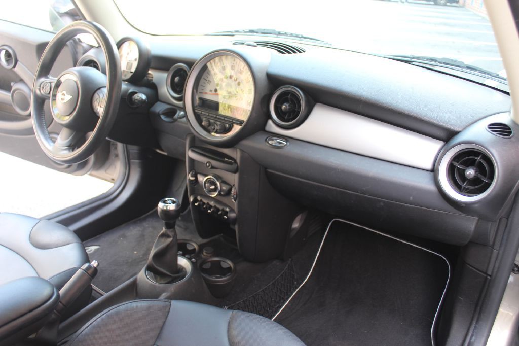 2012 MINI Cooper Image 13