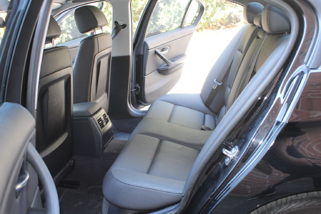 2011 BMW 3 Series Image 9