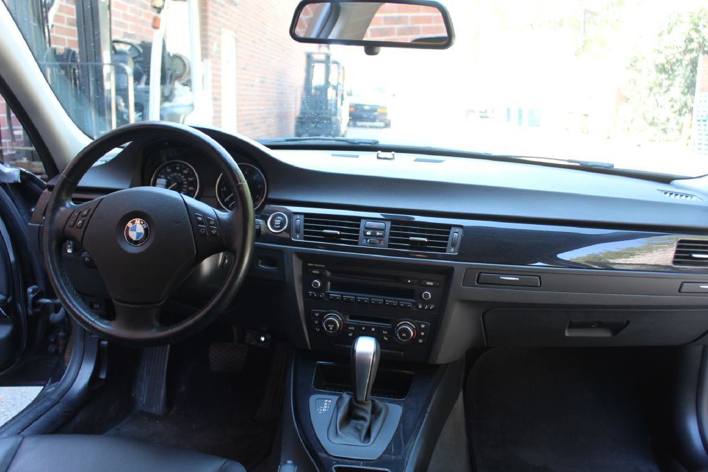 2011 BMW 3 Series Image 14