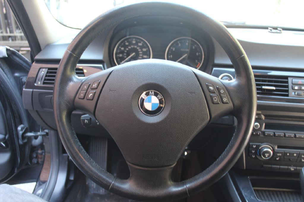 2011 BMW 3 Series Image 16