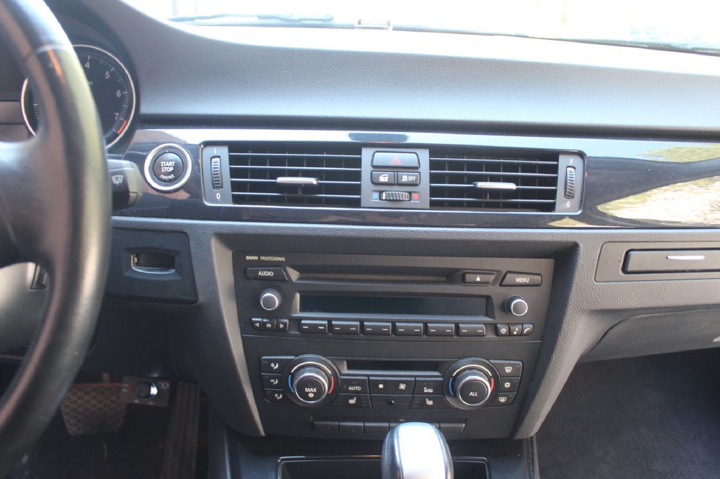 2011 BMW 3 Series Image 17