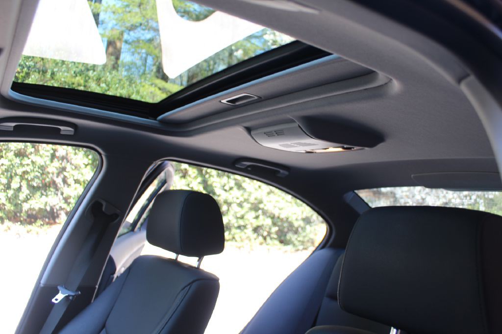 2011 BMW 3 Series Image 22