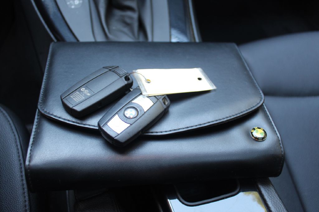 2011 BMW 3 Series Image 25