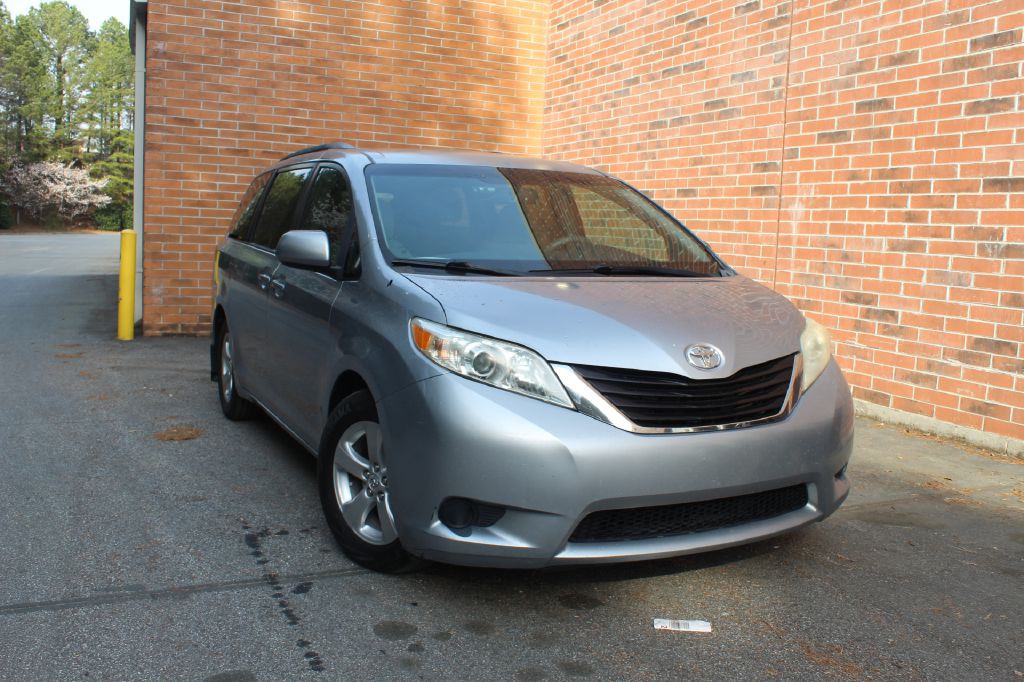 2013 Toyota Sienna Image 1