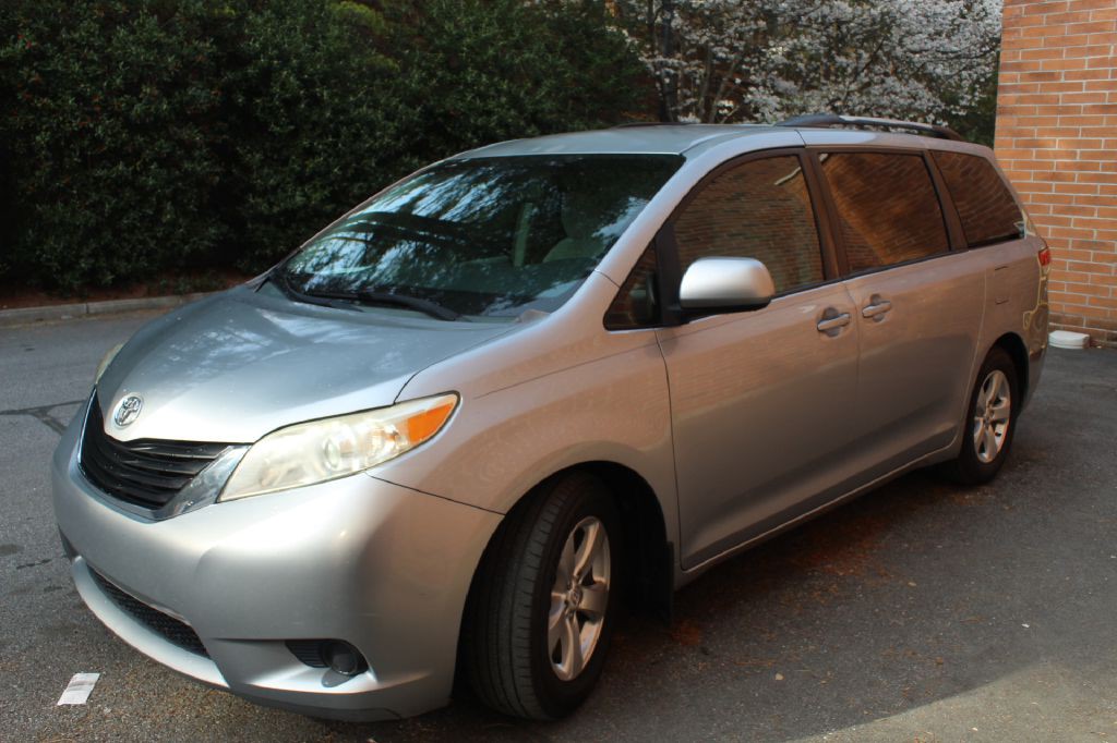 2013 Toyota Sienna Image 2