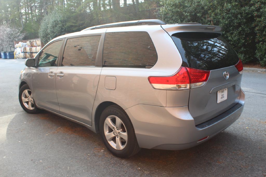 2013 Toyota Sienna Image 3