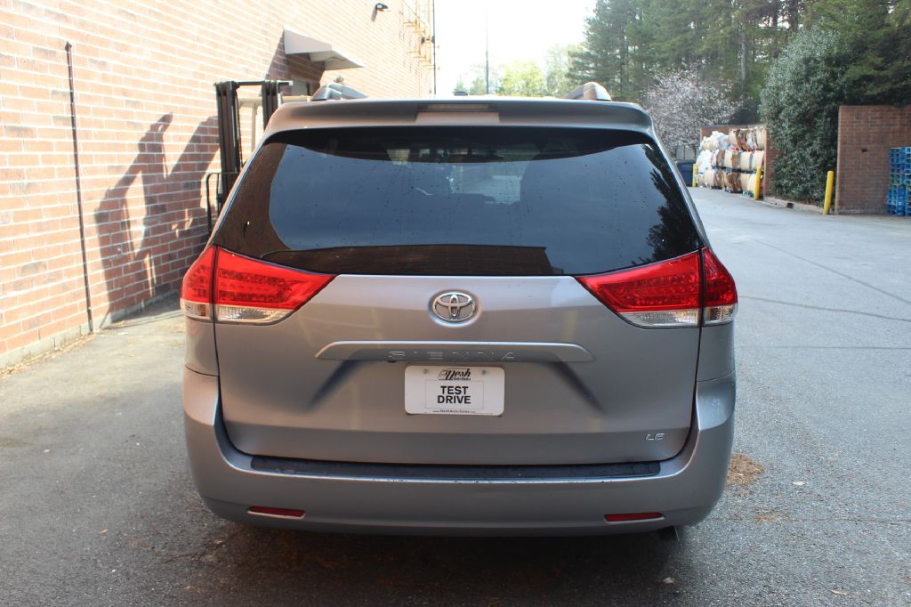 2013 Toyota Sienna Image 4