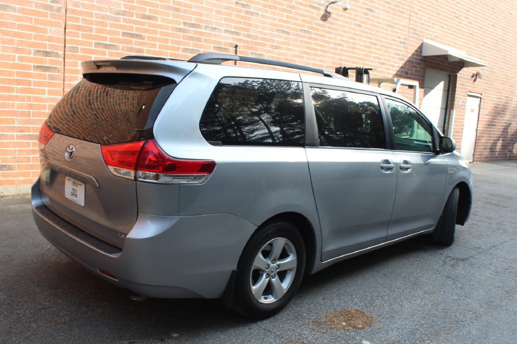 2013 Toyota Sienna Image 5