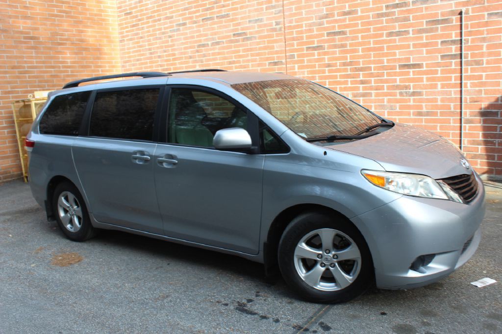 2013 Toyota Sienna Image 6