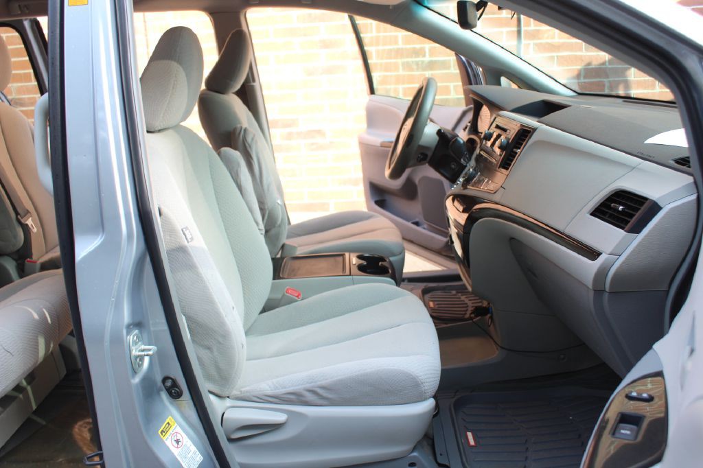2013 Toyota Sienna Image 7