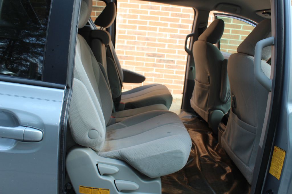 2013 Toyota Sienna Image 8