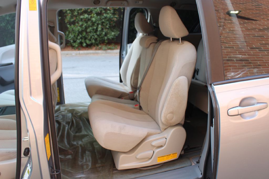 2013 Toyota Sienna Image 9
