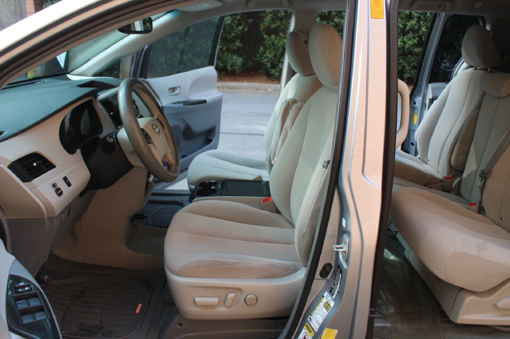 2013 Toyota Sienna Image 10