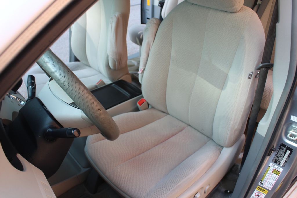 2013 Toyota Sienna Image 11