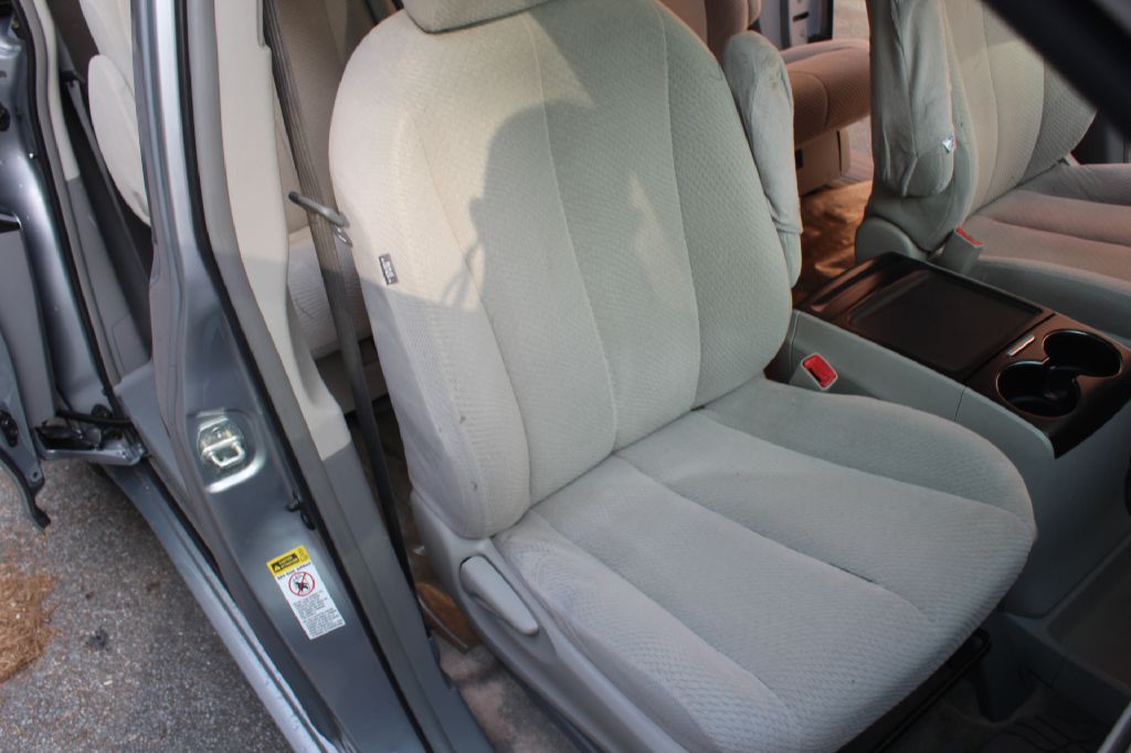 2013 Toyota Sienna Image 12