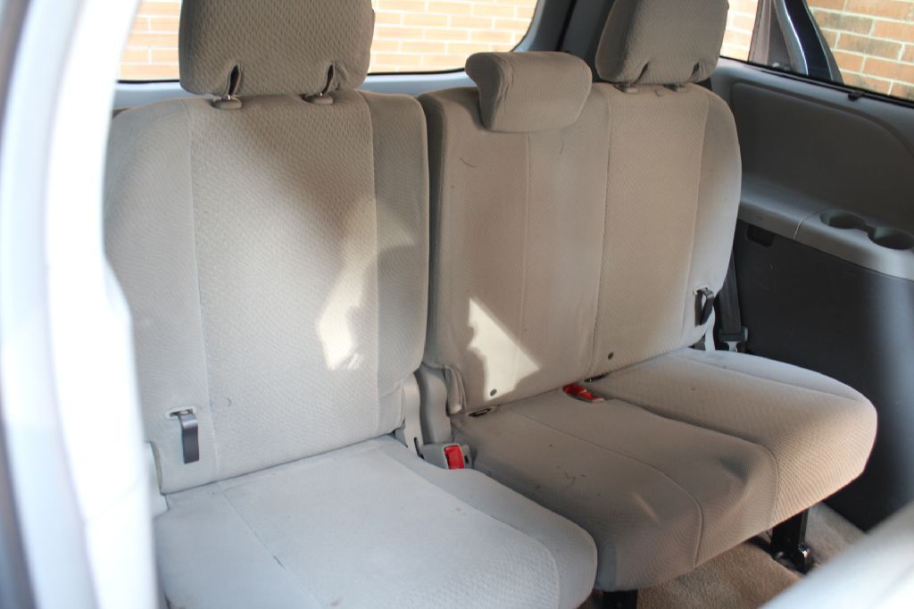2013 Toyota Sienna Image 13