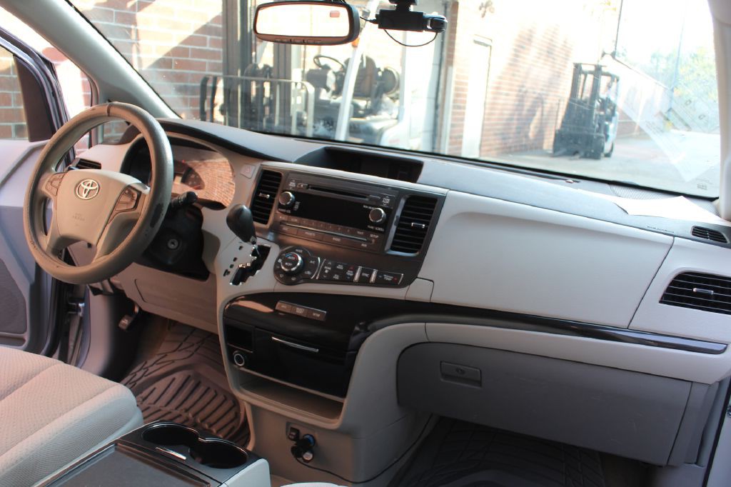 2013 Toyota Sienna Image 14
