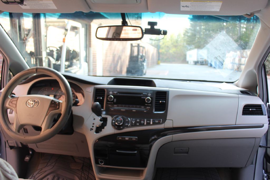 2013 Toyota Sienna Image 15