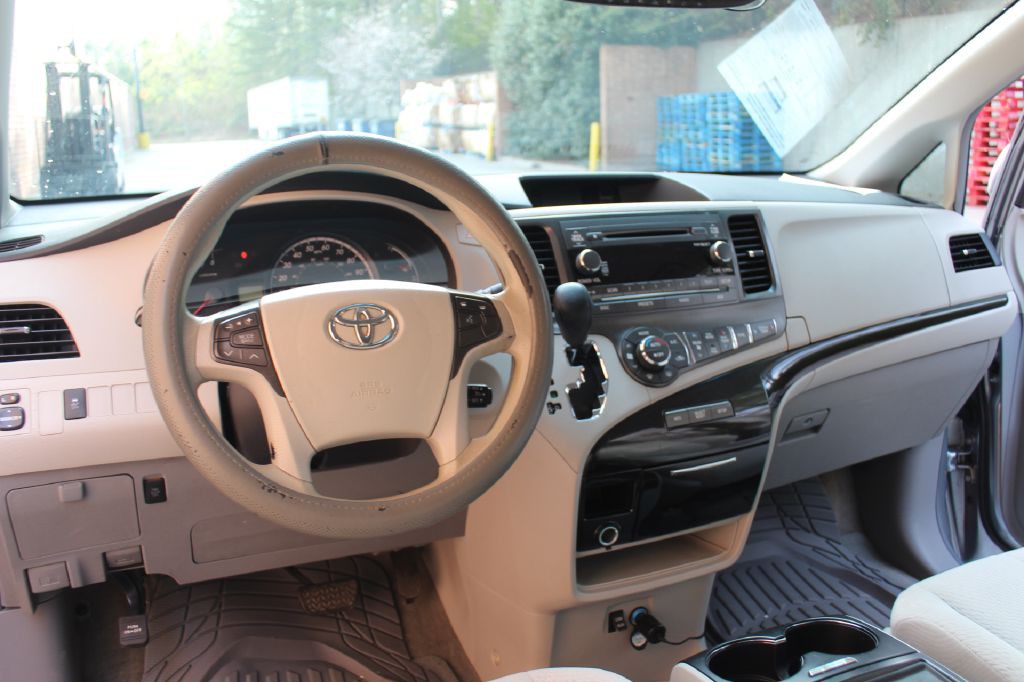 2013 Toyota Sienna Image 16