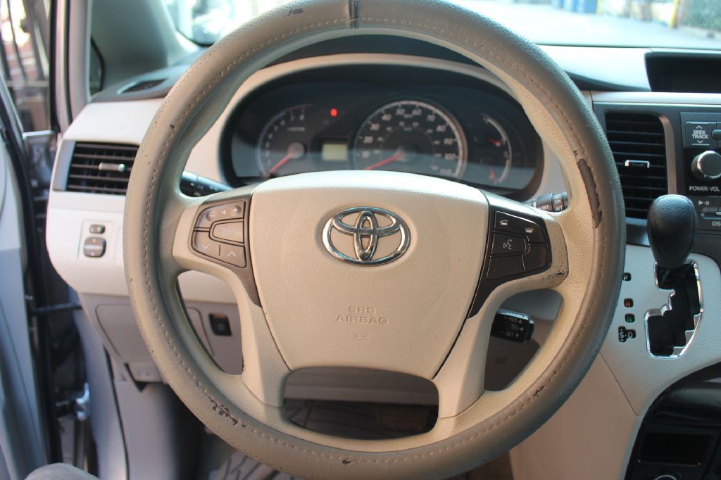 2013 Toyota Sienna Image 17