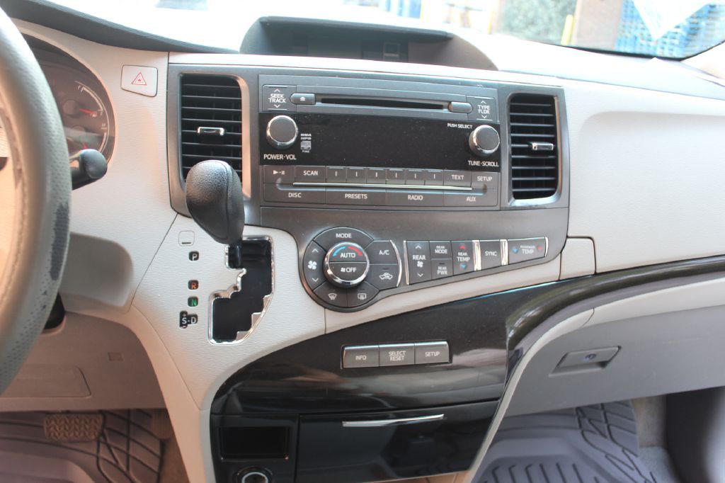 2013 Toyota Sienna Image 18