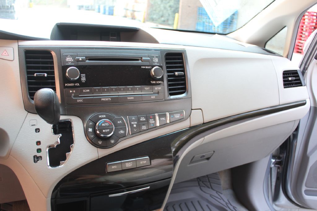 2013 Toyota Sienna Image 19
