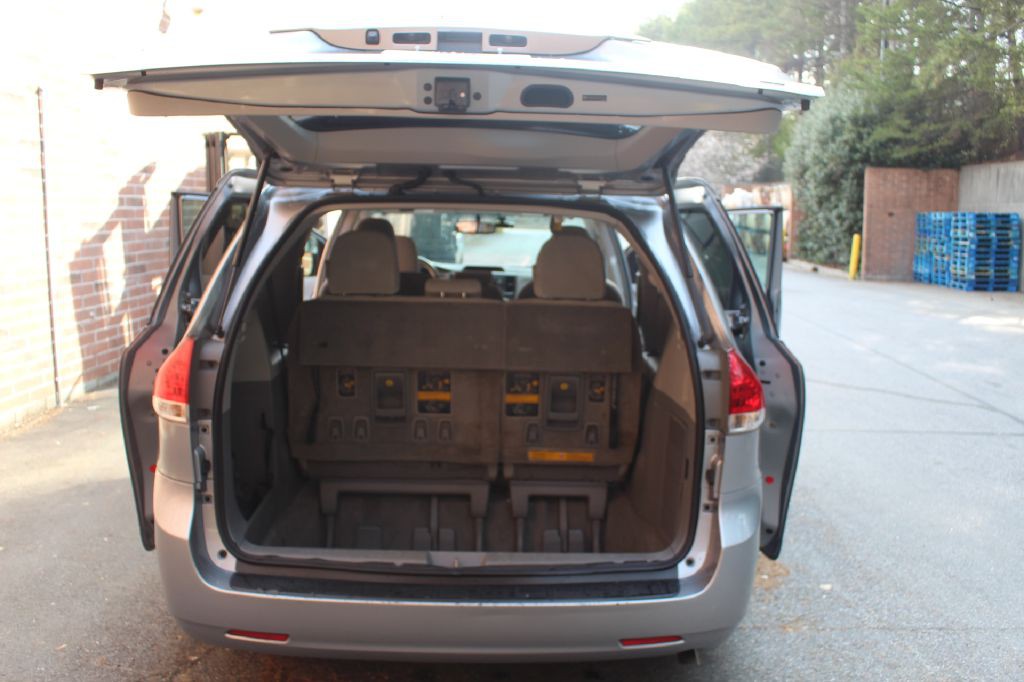 2013 Toyota Sienna Image 22