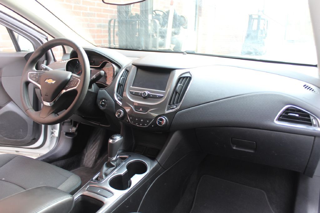 2018 Chevrolet Cruze Image 13